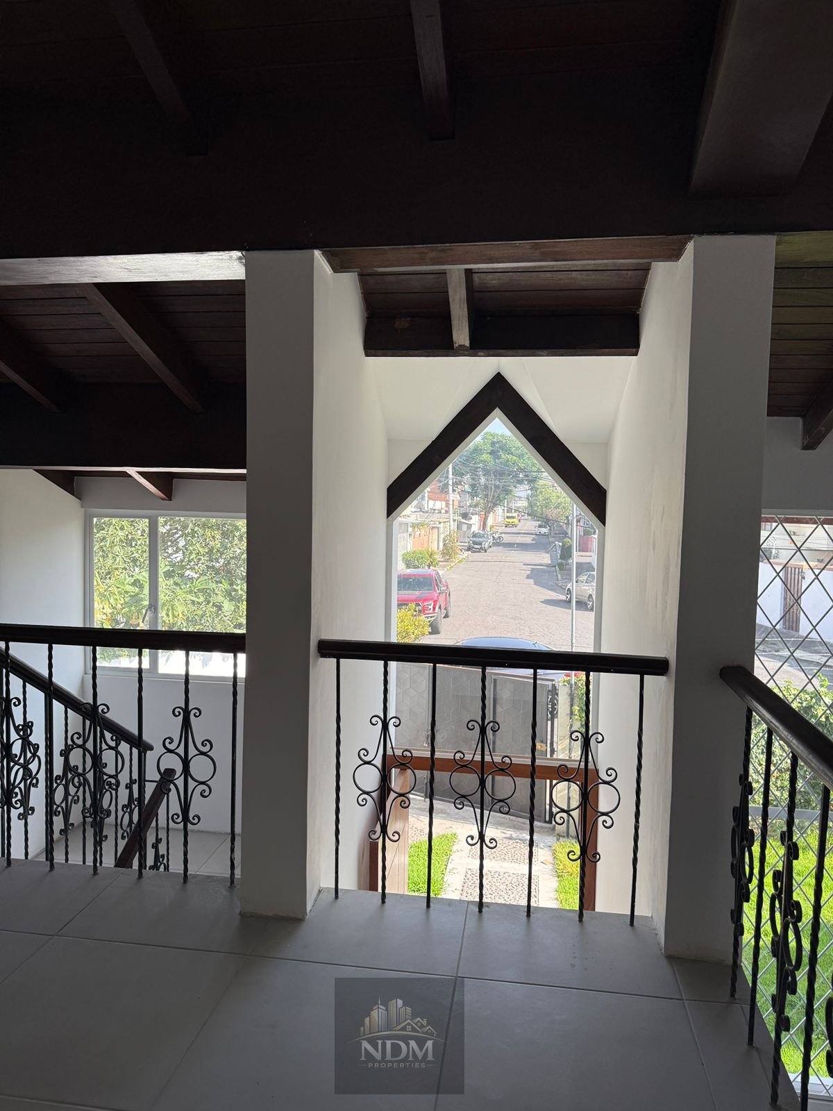 EN VENTA CASA COMERCIAL, SECTOR: AV 6 DE DICIEMBRE Y EL INCA, 385m2, 5 habitaciones, 4 baños, cocina tipo americana