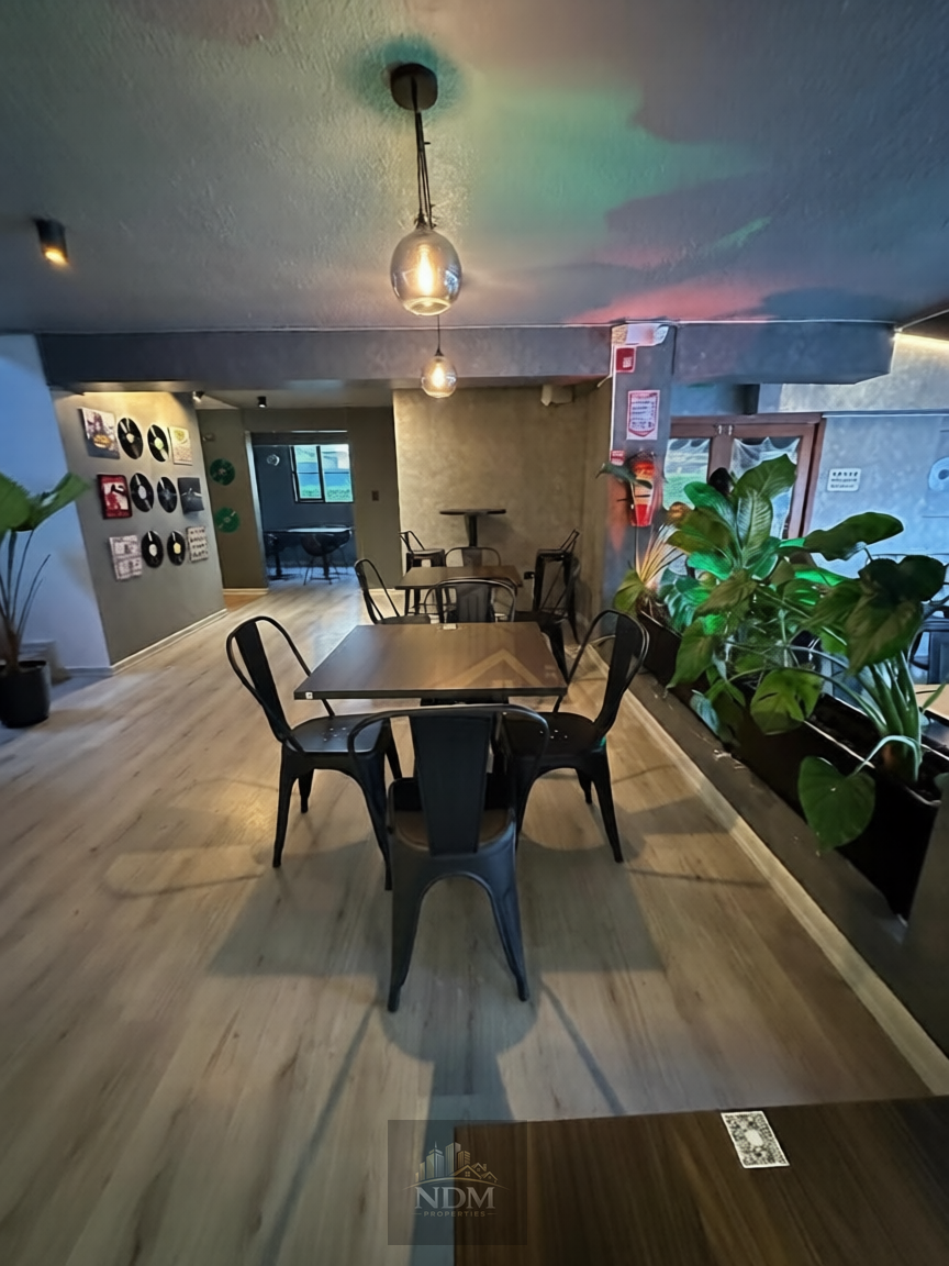 RENTA LOCAL COMERCIAL AMOBLADO, SECTOR: LA PRADERA, 360 m2, 2 plantas, 6 ambientes, 4 baños, 2 parqueaderos